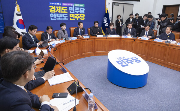 더불어민주당이 대장동 개발 비리 사건 항소 포기 결정을 둘러싼 법무부 외압 논란에 대해 재차 반박하며, 최근 검찰 내부의 집단 반발을 ‘친윤 검사들의 조직적 항명’으로 규정하고 대응 수위를 높이고 있다. 사진=연합뉴스 