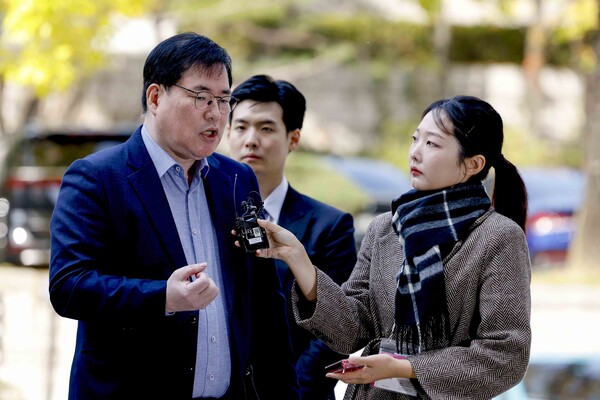 대장동 개발 비리 의혹으로 기소된 유동규 전 성남도시개발공사 기획본부장이 지난달 31일 서울 서초구 중앙지방법원에서 열린 1심 선고공판에 출석하면서 취재진 질의에 답하고 잇다. 사진=연합뉴스 