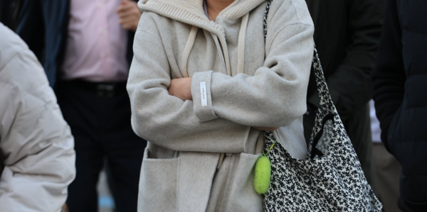 서울 광화문역 주변에서 출근 시간 발걸음을 재촉하고 있는 시민들. 사진=연합뉴스