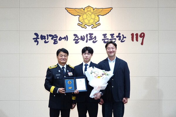 (왼쪽부터) 김홍기 용인소방서 청문인권담당관, 권오준 제일헬스사이언스 매니저, 이상욱 제일약품 매니저.(사진=제일헬스사이언스)