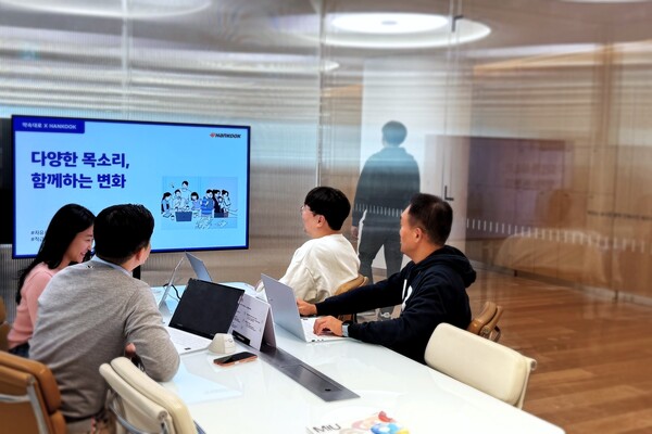 '약속대로 HANKOOK(한국)' 캠페인에 대해 소통하고 있는 직원들. 사진=한국앤컴퍼니그룹