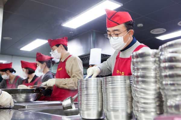 SK플라즈마는 6일 경기도 성남시 사회복지법인 ‘안나의 집’에서 무료 급식 봉사활동을 펼쳤다. 김승주 대표(사진 오른쪽)와 구성원이 배식을 하고 있다.(사진=SK플라즈마)