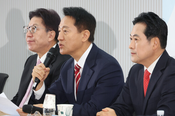 오세훈 서울시장(가운데)이 12일 서울 여의도 당사에서 열린 '지방선거총괄기획단-시도 광역단체장 연석회의'에서 더불어민주당을 향해 날선 비판의 목소리를 냈다. 사진