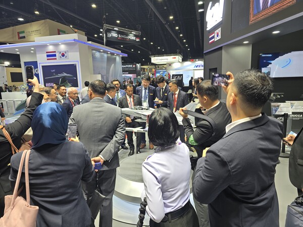 말레이시아 국방부 사무총장 일행 로크만 하킴 Datuk Lokman Hakim bin Ali 이 KAI 부스 방문하여 설명을 듣고 있다. 사진=KAI