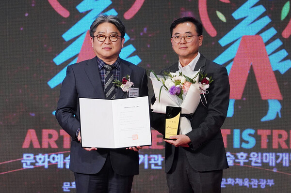 송시경 한국문화예술위원회 사무처장(왼쪽)과  최형식 HS효성 커뮤니케이션실 상무. 사진=HS효성