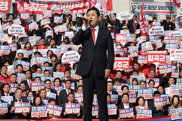 장동혁 국민의힘 대표가 12일 서울 여의도 국회 본관 앞에서 열린  ‘대장동 일당 7400억 국고 환수 촉구 및 검찰 항소포기 외압 규탄대회’에서 송언석 원내대표를 비롯한 국민의힘 의원, 당원들과 항소 포기 결정의 부당성을 규탄했디. 사진=연합뉴스 