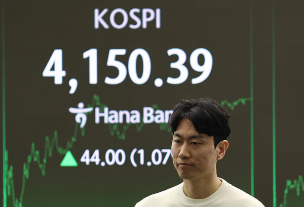 12일 서울 하나은행 본점 딜링룸에서 딜러가 업무를 보고 있다. 사진=연합뉴스