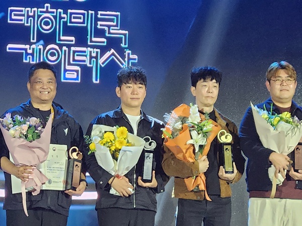 윤명진 네오플 대표(왼쪽 두번째)와 김동건 데브캣 대표(왼쪽 세번째)가 수상식에서 기념촬영을 하고 있다. 사진=서울와이어