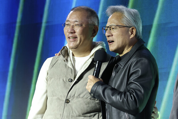 지난달 30일 젠슨 황 엔비디아 CEO(오른쪽)와 정의선 현대차그룹 회장이 서울 코엑스에서 열린 엔비디아의 지포스 출시 25주년 행사에서 발언하고 있다. 사진=연합뉴스