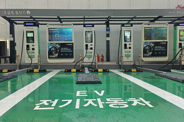 충전소 중앙에 고정된 전기차 화재진압설비(살수 노즐 플레이트). 사진=GS칼텍스