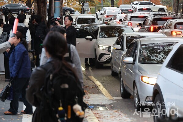 2026학년도 대학수학능력시험을 치르는 수험생을 태운 차량 행렬.
