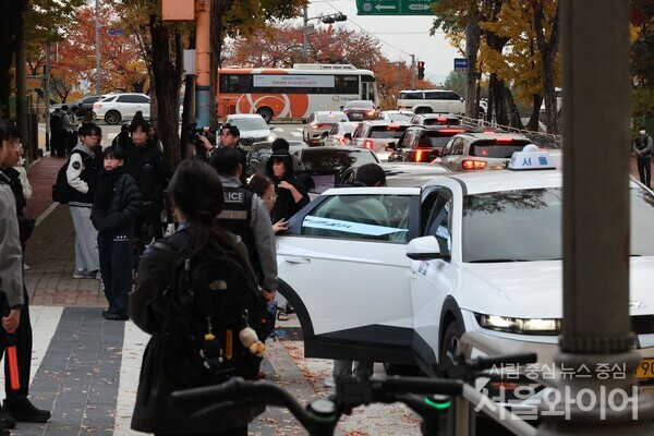 대학수학능력시험을 치르기 위해 수험생들이 대중 교통을 이용해 고사장에 도착하고 있다.