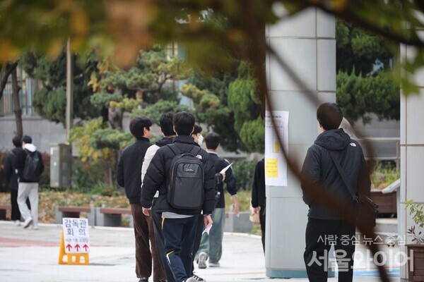 2026학년도 대학수학능력시험을 치르기 위해 고사장을 향하는 수험생들.