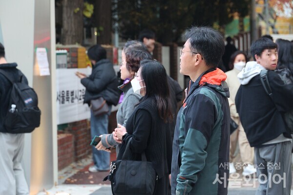 2026년 대학수학능력시험일인 13일 서울 영등포구 여의도고등학교 앞에서 학부모들이 수험생을 들여보낸 후 지켜보고 있다. 