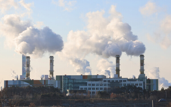 인천 서구 서인천복합화력발전소 굴뚝에서 수증기가 뿜어져 나오고 있다. 사진=연합뉴스