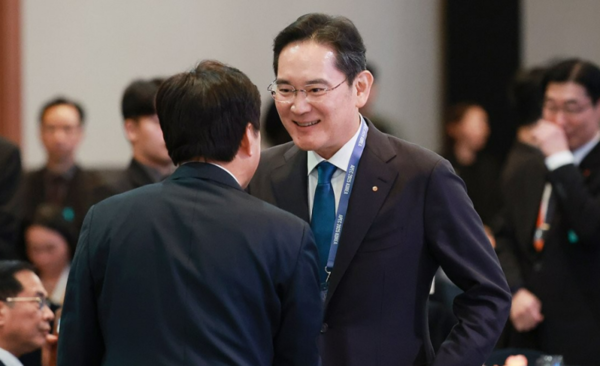 인사를 나누고 있는 이재용 삼성전자 회장. 사진=연합뉴스