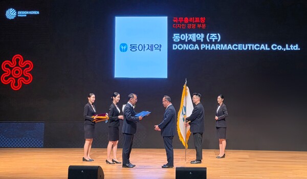 백상환 동아제약 대표이사 사장(왼쪽에서 네 번째)이 지난 12일 서울 코엑스에서 열린 ‘제27회 대한민국 디자인대상’에서 디자인경영 부문 ‘국무총리 표창’을 수상하고 있다.(사진=동아제약)