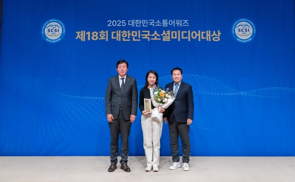 13일 서울 광화문 한국프레스센터에서 열린 ‘제18회 대한민국소통어워즈’에서 정수진 LG전자 한국영업본부 브랜드커뮤니케이션담당(사진 가운데)이 수상 기념 사진을 촬영하고 있다. 사진=LG전자 제공