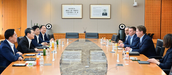 (왼쪽부터) LG디스플레이 정철동 CEO, LG전자 조주완 CEO, LG에너지솔루션 김동명 CEO, LG이노텍 문혁수 CEO, 메르세데스-벤츠 R&D 코리아 컬삿 카르탈 센터장, 메르세데스-벤츠 코리아 마티아스 바이틀 대표이사, 메르세데스-벤츠 그룹 AG 올라 칼레니우스 CEO, 메르세데스-벤츠 이다 볼프 기업본부 총괄이 서울 여의도 LG 트윈타워에서 만나 미래 모빌리티 분야 협력 강화를 논의하고 있다. 사진=메르세데스-벤츠 코리아 제공