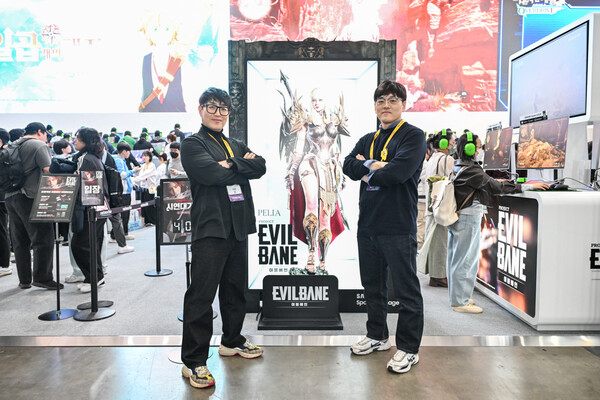 왼쪽부터 이정호 넷마블 사업본부장, 최동수 넷마블몬스터 기획팀장. 사진=넷마블