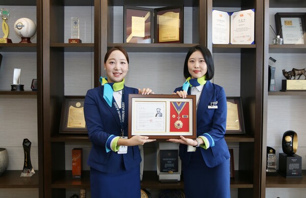에어부산이 대한적십자사로부터 회원 유공장 '명예장'을 수여 받고 기념 촬영을 하고 있다. 사진=에어부산
