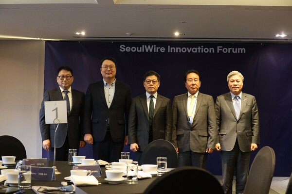 14일 오전 서울 중구 소재 더 플라자 호텔에서 열린 제6회 서울와이어 혁신포럼(SWIF 2025)에 참석한 내빈들이 단체 기념사진을 촬영하고 있다. (왼쪽부터) 전창협 서울와이어 사장, 천하람  개혁신당 원내대표, 이정동 서울대 교수, 현형식 서울와이어 대표,  서왕진 조국혁신당 원내대표. 사진=서울와이어