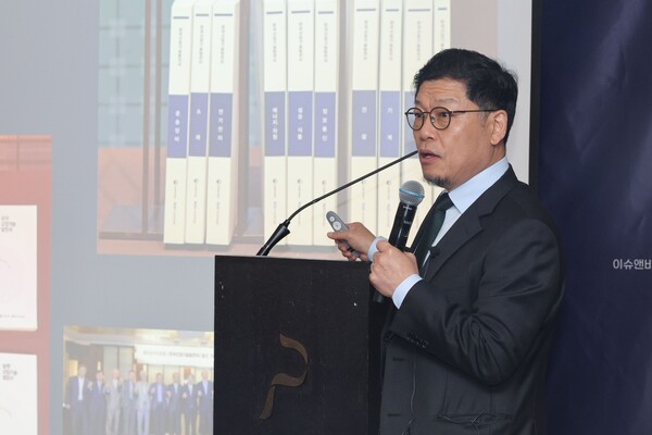 제6회 서울와이어 혁신포럼에서 이정동 서울대 교수가 강연을 하고 있다. 사진=서울와이어