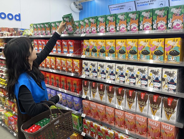 GS25 스토어매니저가 빼빼로데이 상품을 진열하고 있다. 사진=GS리테일 제공
