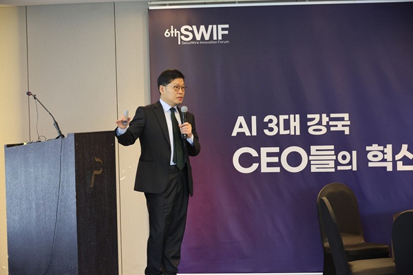 14일 서울 중구 더플라자 호텔에서 열린 ‘제 6회 서울와이어 혁신포럼’에서 이정동 서울대학교 공학전문대학원 교수가 'AI시대, 혁신 이끄는 리더의 그랜드 퀘스트: 한국 산업의 혁신을 꿈꾼다'를 주제로 강연하고 있다. 사진=서울와이어