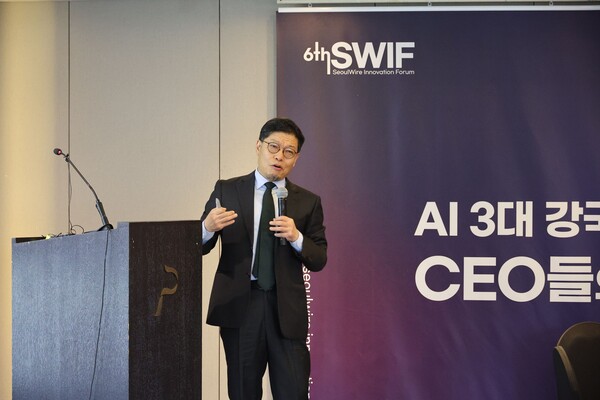 제6회 서울와이어 혁신포럼에서 이정동 서울대 교수가 강연을 하고 있다. 사진=서울와이어
