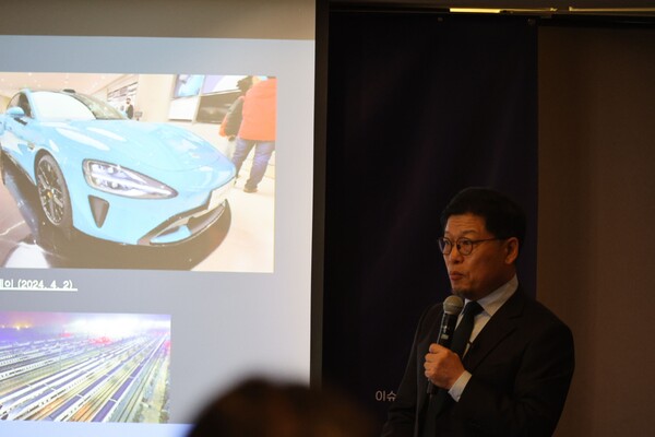 이정동 서울대 교수가 14일 서울 중구 더 플라자 호텔에서 열린 제6회 서울와이어 혁신포럼에서 주제강의를 하고 있다.  사진=서울와이어
