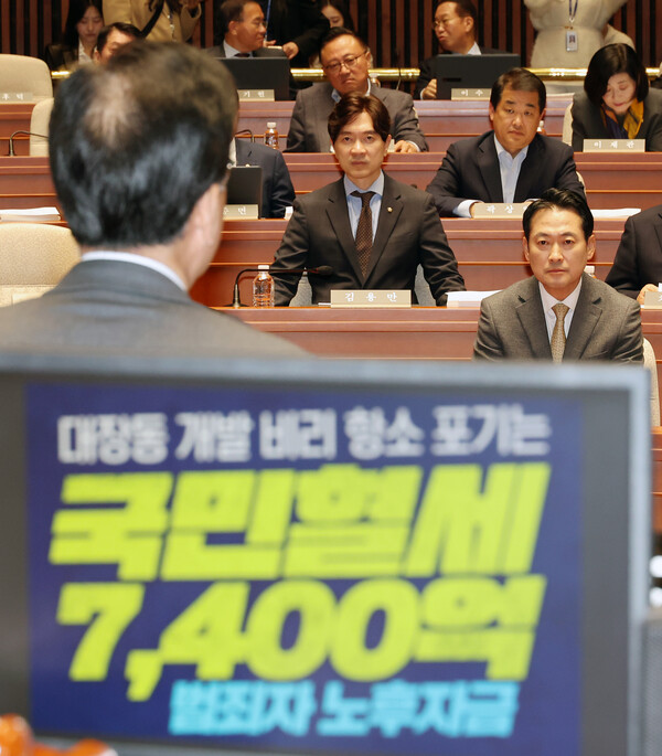 장동혁 국민의힘 원내대표(맨 앞줄)가 지난 13일 국회에서 열린 의원총회에서 송언석 원내대표의 발언을 경청 중이다. 사진=연합뉴스