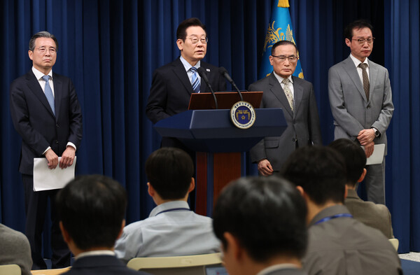 =이재명 대통령이 14일 서울 용산 대통령실 기자회견장에서 한미 관세·안보 협상 '조인트 팩트시트'(공동 설명자료) 최종 합의를 발표했다. 사진=연합뉴스 