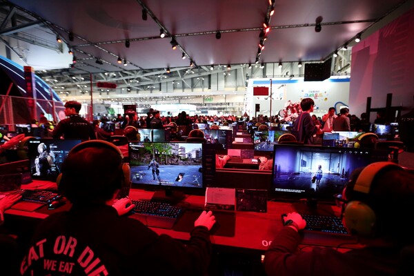 '신더시티'를 플레이중인 지스타 관람객들. 사진=엔씨소프트