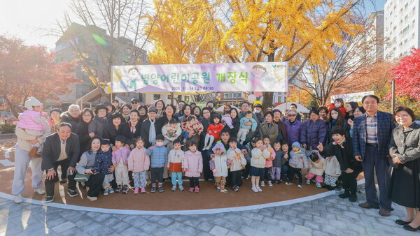 과천시 별양어린이공원 개장식 기념촬영(사진=과천시)