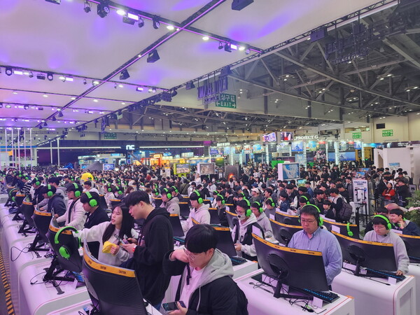 넷마블 지스타 부스에서 관람객들이 게임을 시연하고 있다. 사진=넷마블