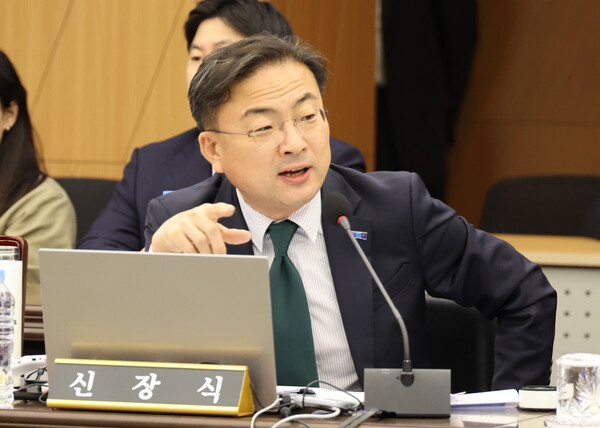 신장식 조국혁신당 의원은 최고위원 후보 4인 중 조국 전 비대위원장 철학과 가장 가깝다는 평가와 당내 강성 지지층 결집에 강점을 갖고 있다는 강점을 지니고 있다. 사진=연합뉴스 