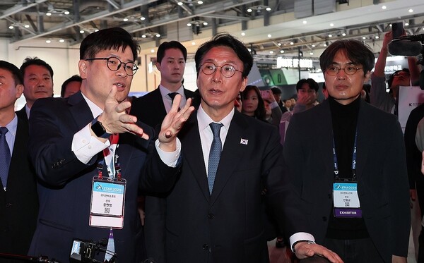 김민석 국무총리가 지스타 2025 현장에서 엔씨소프트 관계자들에게 설명을 듣고 있다. 사진=연합뉴스