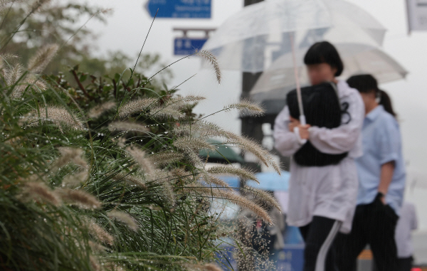 오후 중부지방에 기압골 영향으로 비가 내리겠다. 사진=연합뉴스 