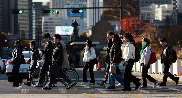 지난 10일 서울 광화문 인근에서 시민이 길을 걷고 있다. 사진=연합뉴스
