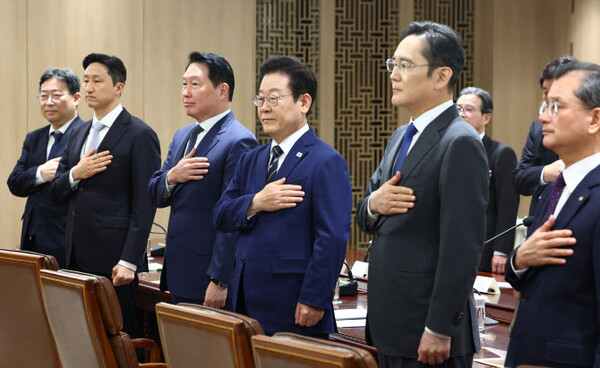 이재명 대통령이 지난 16일 용산 대통령실에서 열린 한미 관세협상 후속 민관 합동회의에서 국기에 경례하고 있다. 사진=연합뉴스