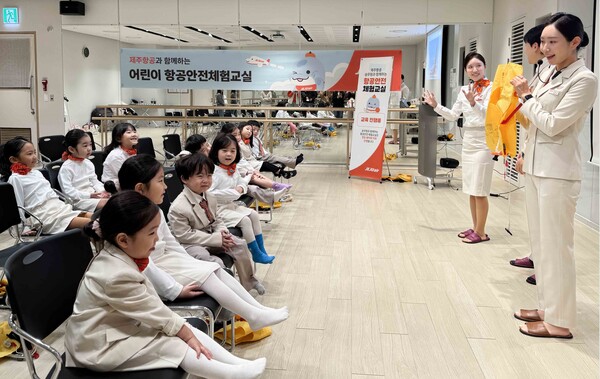 제주항공 객실승무원들이 11월 16일 스타필드마켓 일산점에서 ‘제주항공과 함께하는 어린이 항공안전체험교실’을 진행했다. 사진=제주항공