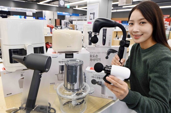 모델이 ‘홈플러스 메가 푸드 마켓 라이브’ 강서점에서 ‘반값가전’ 상품을 소개하고 있다. 사진=홈플러스 제공