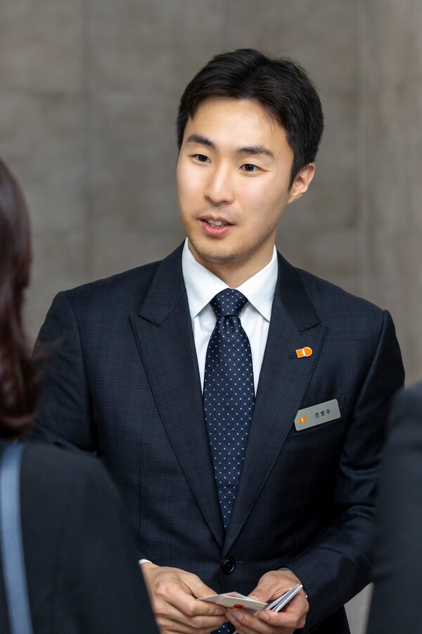 전병우 삼양식품 전무가 지난 6월 밀양 제2공장 준공식에서 해외 바이어들을 만나고 있다. 사진=삼양라운드스퀘어