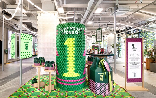 1주년 테마로 꾸며진 올리브영N 성수 내부 전경. 사진=CJ올리브영 제공