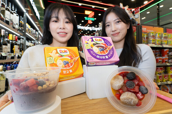 세븐일레븐이 일본 세븐일레븐의 인기 냉동 디저트 ‘Dole 스무디볼' 2종을 국내 출시한다. 사진=세븐일레븐 제공