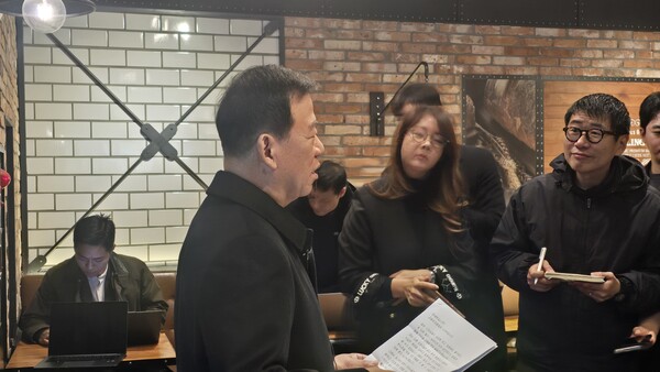 서유석 금융투자협회장이 17일 여의도 금투협 인근에서 출입기자단에게 연임 도전을 공식 선언했다.  사진= 서울와이어