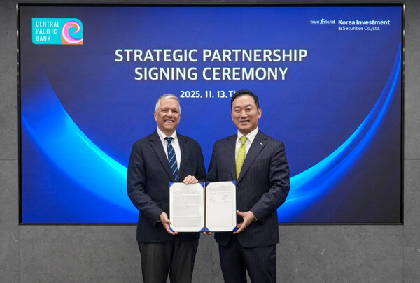 13일 한국투자증권 본사에서 열린 협약식에서 김성환 한국투자증권 사장(오른쪽)과 아놀드 마티네즈 센트럴 퍼시픽 뱅크 행장이 기념 사진을 촬영하고 있다. 사진=한국투자증권