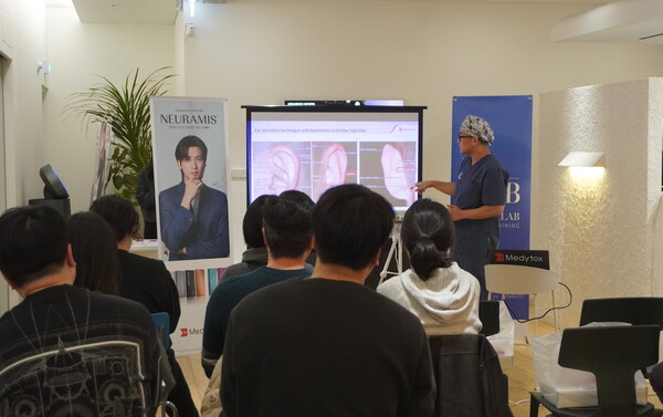 지난 15일 대구에서 열린 M.LAB 메디컬 트레이닝에서 글래드성형외과의원 정규식 대표원장이 강연을 진행하고 있다.(사진=메디톡스)