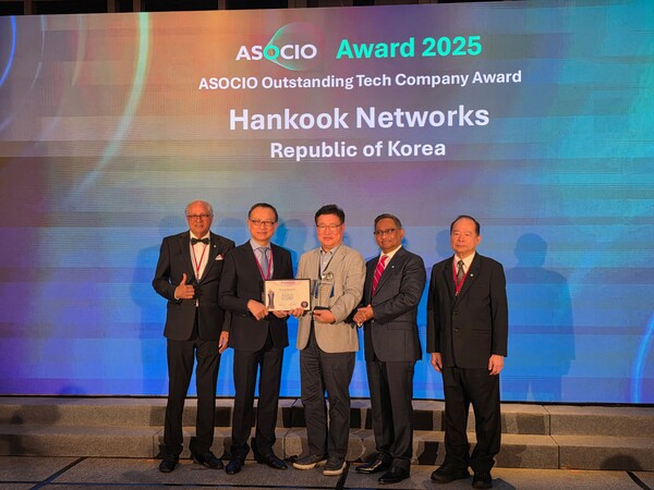 아소시오(ASOCIO) 관계자들과 기념촬영을 하고 있는 조영민 한국네트웍스 대표(가운데). 사진=한국앤컴퍼니그룹